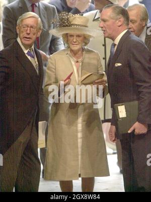 Camilla Parker Bowles und ihr Vater Brucem nehmen am Gottesdienst in der Westminster Abbey Teil, um den 50. Jahrestag der Krönung zu feiern. Mütze, 3/4 Länge Stockfoto