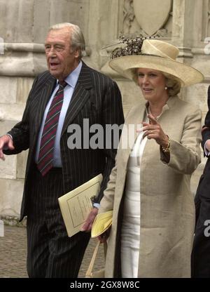 Camilla Parker Bowles und ihr Vater Bruce Shand anlässlich des 50. Jahrestages der Krönung in der Westminster Abbey. Royals, halbe Länge, Hut Stockfoto