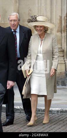 Camilla Parker Bowles vor der Westminster Abbey während der Feierlichkeiten zum 50. Jahrestag der Krönung der Königin. In voller Länge, Hut Stockfoto