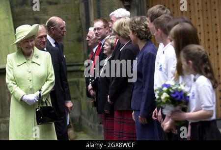 Die Königin trifft in Begleitung des Herzogs von Edinburgh (dritte links) und des Präsidialbeamten George Reid (zweite links) einen gälischen Chor, nachdem die Königin vor dem schottischen Parlament in Edinburgh gesprochen hatte. Halbe Länge, Royals, Philip, Hut Stockfoto