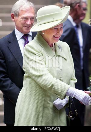 Die Königin, begleitet vom Präsidialbeamten George Reid, im schottischen Parlament in Edinburgh, wo sie mit Parteiführern zusammenkam. Halbe Länge, Royals, grüner Hut Stockfoto