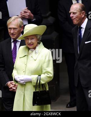 Die Königin und der Herzog von Edinburgh, begleitet vom Präsidialbeamten George Reid, im schottischen Parlament in Edinburgh, wo sie Parteivorsitzende trifft. Halbe Länge, Royals, grüner Hut Stockfoto