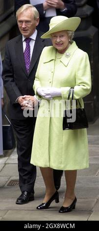 Die Königin, begleitet vom Präsidialbeamten George Reid, im schottischen Parlament in Edinburgh, wo sie mit Parteiführern zusammenkam. Volle Länge, Royals, grüner Hut Stockfoto