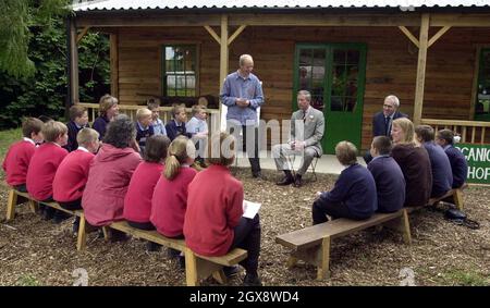 Der Prinz von Wales mit einem der Besitzer will Chester-Master, schließt sich einer Kinderbauernbildungsgruppe an, die die Cirencester Junior School und die Ampney Crucis C der E Primary School besucht, während eines Besuchs der Abbey Home Farm in Cirencester., Full length, Royals, Charles Â©Anwar Hussein/allaction.co.uk Stockfoto