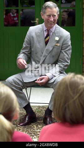 Der Prinz von Wales schließt sich einer Kinderbauerngruppe an, die die Cirencester Junior School und die Amney Crucis C der E Primary School der Abbey Home Farm in Cirencester besucht. Volle Länge, Royals, Charles Â©Anwar Hussein/allaction.co.uk Stockfoto