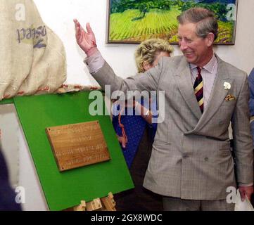 Der Prinz von Wales enthüllt eine mit hessischen Plünderungen bedeckte Tafel, um den Grünen Raum auf der Abbey Home Farm in Cirencester offiziell zu eröffnen. Half length, Royals, Charles Â©Anwar Hussein/allaction.co.uk Stockfoto