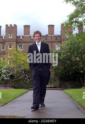 Prinz Harry, der jüngere Sohn des Prince of Wales, der sein Studium am Eton College Ende dieses Monats beendet, trägt das Schulkleid, das aus schwarzem Frack und Weste und einer Hose mit Nadelstreifen besteht: Das erste stammt aus der Zeit um 1850 und das zweite aus dem Jahr 1900. Er hat 'Stick-ups' (also Flügelkragen und Fliege), weil er Hauptmann der Spiele ist. Volle Länge, Royals Â©Anwar Hussein/allaction.co.uk Stockfoto