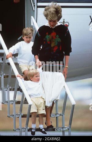 Die Prinzessin von Wales mit ihren jungen Söhnen Prinz William und Harry, die im August 1986 am Flughafen Aberdeen für ihren Urlaub in Schottland ankamen. Foto. Anwar Hussein Stockfoto