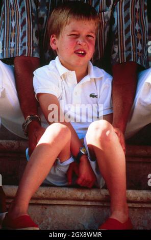 Der König von Spanien, Juan Carlos, legt seinen Arm um Prinz William, der 1988 auf einer Reise nach Mallorca war. Royals, William, Foreign Royal, volle Länge, Kind, Übersee, Zwanglos. â©Anwar Hussein/allaction.co.uk Stockfoto