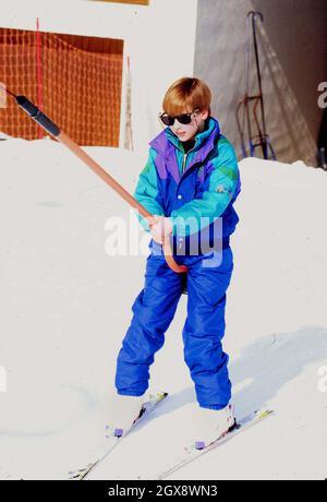 Prinz William in Österreich während seines Skiurlaubs 1992 mit der Prinzessin von Wales, die zu dieser Zeit ihre Trennung vom Prinzen von Wales durchmachte. Royals, Overseas, William, in voller Länge, Skifahren, Sport, Freizeitkleidung. â©Anwar Hussein/allaction.co.uk Stockfoto