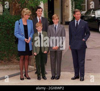 Der Prinz und die Prinzessin von Wales stehen am ersten Tag von Prinz William in Eton im September 1995 mit Prinz Harry zusammen. Ebenfalls zu sehen ist Housemaster Dr. Andrew Gailey. Foto. Anwar Hussein Stockfoto