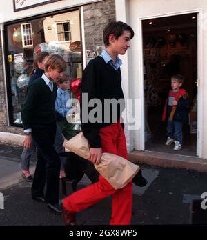 Junge Prinzen William und Harry mit Tiggy Legge-Bourke in Tetbury, Oktober 1995. Foto. Anwar Hussein Stockfoto