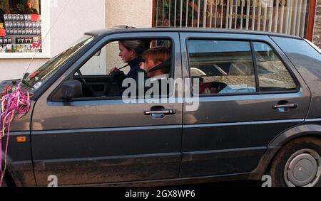 Junge Prinzen William und Harry mit Tiggy Legge-Bourke in Tetbury, Oktober 1995. Foto. Anwar Hussein Stockfoto