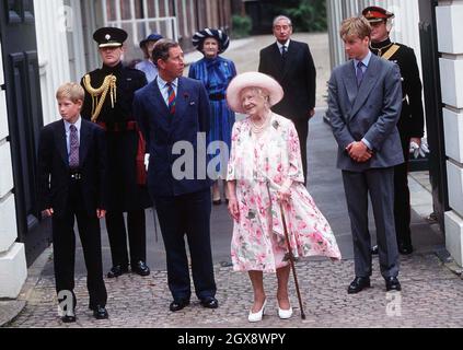 Der Prinz von Wales mit den Prinzen William und Harry stehen mit der Königin Mutter vor dem Clarence House zu ihrem 97. Geburtstag im August 1997. Foto. Anwar Hussein Stockfoto