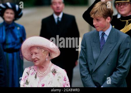 Prinz William steht vor dem Clarence House an der Seite der Queen Mother zu ihrem 96. Geburtstag, im August 1997. Royals, halbe Länge, Hut, Queen Mother, William Â©Anwar Hussein/allaction.co.uk Stockfoto