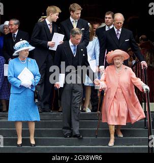 Die Königin-Mutter lehnt die Hand ihres Enkels, des Prinzen von Wales, ab, während sie die Stufen der St. Pauls Cathedral entlang geht, gefolgt von der Königin, dem Herzog von Edinburgh, dem Herzog von York und den Prinzen Harry und William nach dem Gottesdienst am 11. Juli 2000. FOTO. ANWAR HUSSEIN Stockfoto