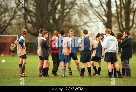 Prinz William wird gesehen, wie er seine Seite (Gailey's) in einem zwischenhausigen Fußballturnier in Eton im Juli 2000 bespielt. Foto. Anwar Hussein Stockfoto