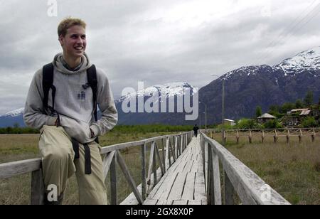 Prinz William auf einem der Gehwege im Dorf Tortel, Südchile, während seiner Operation Raleigh Expedition im Dezember 2000. Foto. Anwar Hussein Stockfoto