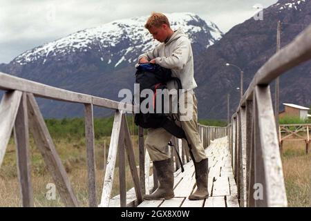 MONTAG, 11. DEZEMBER 2000. Prinz William auf dem Weg zur Reparatur von Gehwegen im Dorf Tortel, Südchile, während seiner Raleigh International Expedition. FOTO. ANWAR HUSSEIN Stockfoto