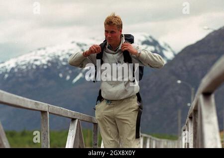 Prinz William auf dem Weg zur Reparatur von Gehwegen im Dorf Tortel, Südchile, am 11. Dezember 2000. Foto. Anwar Hussein Stockfoto