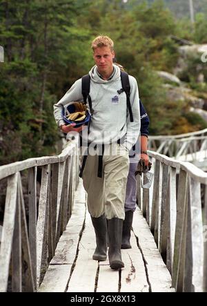 MONTAG, 11. DEZEMBER 2000. Prinz William auf dem Weg zur Reparatur von Gehwegen im Dorf Tortel, Südchile, während seiner Raleigh International Expedition. FOTO. ANWAR HUSSEIN Stockfoto