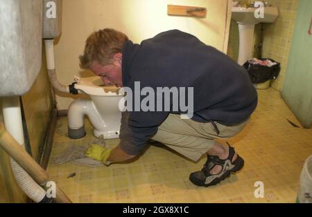 Prinz William reinigt das Badezimmer in der Unterkunft des Teams im Dorf Tortel, Südchile, während seiner Raleigh International Expedition. Dezember 2000. Foto. Anwar Hussein Stockfoto