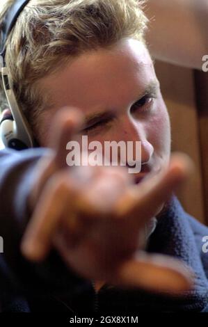 Prinz William während seines DJ-Slots für Venturers auf Tortel Radio im Dorf Tortel, Südchile, während er auf seiner Raleigh International Expedition war. Dezember 2000. Foto. Anwar Hussein Stockfoto