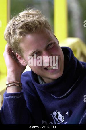 Prinz William in der Unterkunft des Teams im Dorf Tortel, Südchile, während seiner Raleigh International Expedition. Dezember 2000. Foto. Anwar Hussein Stockfoto