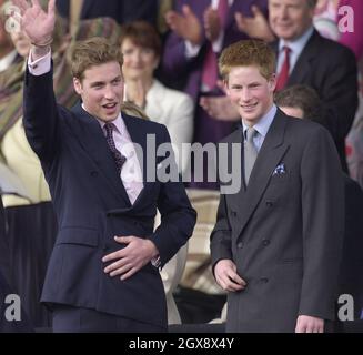 Prinz William winkt mit seinem jüngeren Bruder, Prinz Harry, als sie am 3. Juni 2002 in der Royal Box in den Gärten des Buckingham Palace Platz nehmen, um zum zweiten Konzert zum Gedenken an das Goldene Jubiläum der britischen Königin Elizabeth II. Zu kommen Foto. Anwar Hussein Stockfoto