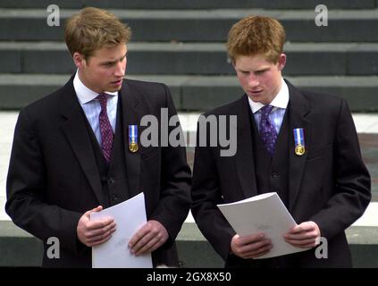 Prinz William und Prinz Harry tragen goldene Jubilee-Medaillen, als sie die St. Paul's Cathedral nach einem Gottesdienst zur Feier des Goldenen Jubiläums ihrer Großmutter Königin Elizabeth am 4. Juni 2002 verlassen. Foto. Anwar Hussein Stockfoto