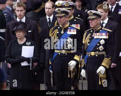 Erste Reihe von links nach rechts: Die Königin, der Prinz von Wales, der Herzog von Edinburgh. Senond Reihe l-r: Prinz William, der Herzog von York, Prinz Harry mit dem Earl of Wessex hinter ihnen vor der Westminster Abbey bei der Beerdigung der Königin Mutter, London im April 2002. Foto. Anwar Hussein Stockfoto