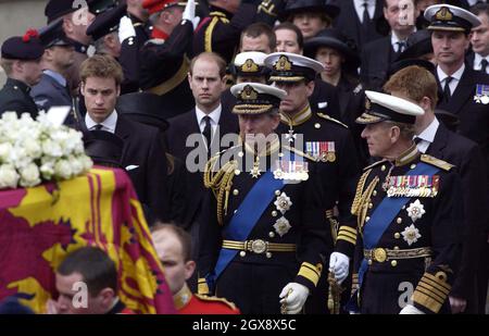 Vordere Reihe von links nach rechts: Prinz William, der Prinz von Wales, der Herzog von Edinburgh. Zweite Reihe: Der Earl of Wessex, der Herzog von York und Prinz Harry vor der Westminster Abbey, London, beim Begräbnis der Königin Mutter im April 2000. Foto. Anwar Hussein Stockfoto