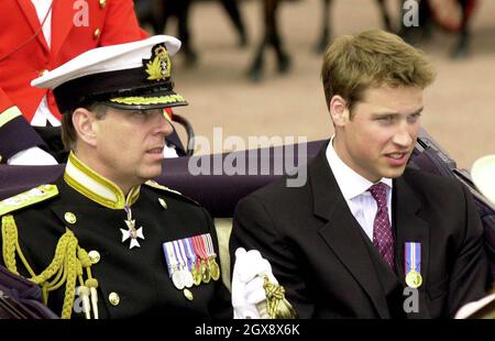 Der Herzog von York verlässt mit seinem Neffen Prinz William den Buckingham Palace zur Prozession zur St. Paul's Cathedral für den Dankesdienst der Königin zum Goldenen Jubiläum am 4. Juni 2002. Foto. Anwar Hussein Stockfoto