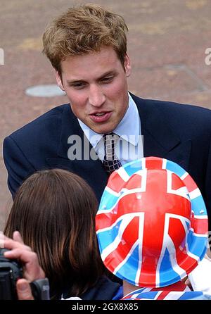 Prinz William, der die Menschenmassen des Goldenen Jubiläums trifft, nimmt am 4. Juni 2002 an einem Rundgang in der Mall Teil, nach dem Erntedankfest-Gottesdienst zur Feier des Goldenen Jubiläums der Königin. Foto. Anwar Hussein Stockfoto