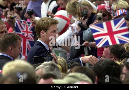 Prinz William begrüßt nach einem Gottesdienst zur Feier des Goldenen Jubiläums der Königin am 4. Juni 2002 in der Mall gute Gratulanten. Foto. Anwar Hussein Stockfoto