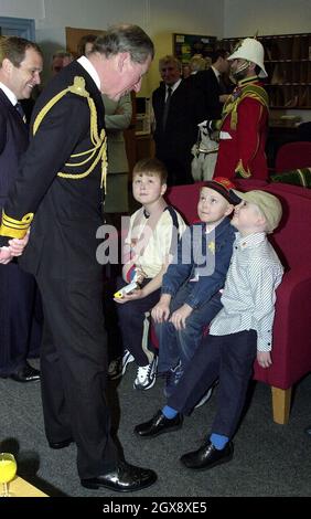 Prinz Charles spricht mit Krebskranken (von links) Thomas Steer, 8, Jack Jones - ein Unterstützer von Manchester United, 8 und Ethan Chichester, 7, während eines Besuchs an der Cardiff University am Freitag, 28. Februar 2003. Tagsüber führte er auch eine Investitur durch und sollte später eine junge Theatergruppe in Bridgend beobachten. â©Anwar Hussein/allaction.co.uk Stockfoto