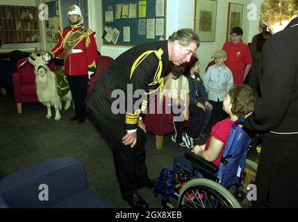 Prinz Charles spricht mit Lauren Morgan, acht Jahre alt, die an Krebs leidet, während eines Besuchs an der Cardiff University am Freitag, dem 28. Februar 2003. Tagsüber führte er auch eine Investitur durch und sollte später eine junge Theatergruppe in Bridgend beobachten. â©Anwar Hussein/allaction.co.uk Stockfoto