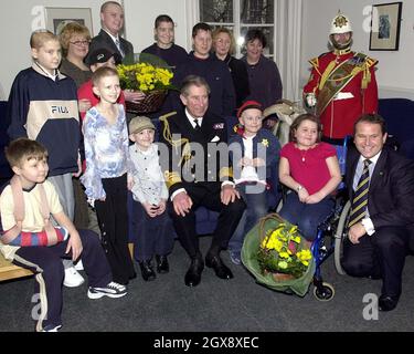 Prinz Charles spricht am Freitag, den 28. Februar 2003, mit jungen Menschen, die an Krebs leiden, und ihren Betreuern an der Cardiff University. Tagsüber führte er auch eine Investitur durch und sollte später eine junge Theatergruppe in Bridgend beobachten. â©Anwar Hussein/allaction.co.uk Stockfoto