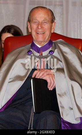 Der Herzog von Edinburgh trägt das Schutzkleid der ehemaligen Londoner Guildhall University und der North London University, die zur London Metropolitan University zusammengelegt wurden. Der 81-jährige Herzog erhielt am Mittwoch, den 5. März 2003, im Mansion House der City of London die erste Ehrendoktorwürde für Philosophie, die von der neu gegründeten Universität verliehen wurde. Halbe Länge, Royals. â©Anwar Hussein/allaction.co.uk Stockfoto