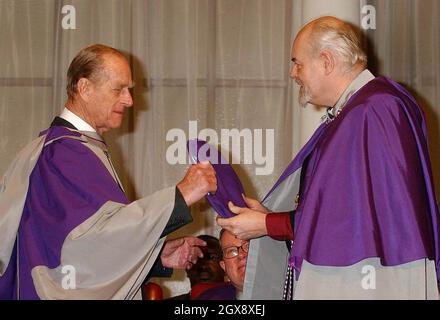 Der Herzog von Edinburgh trägt das Schutzkleid der ehemaligen Londoner Guildhall University und der North London University, die zur London Metropolitan University zusammengelegt wurden. Der 81-jährige Herzog erhielt am Mittwoch, den 5. März 2003, im Mansion House der City of London die erste Ehrendoktorwürde für Philosophie, die von der neu gegründeten Universität verliehen wurde. Halbe Länge, Royals. â©Anwar Hussein/allaction.co.uk Stockfoto