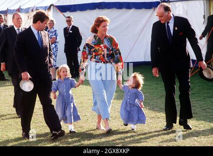 Major Ron Ferguson geht mit seiner Tochter Sarah Ferguson, Prinz Andrew und ihren Kindern Beatrice und Eugenie auf der Windsor Horse Show. In voller Länge, Anzug, blaues Kleid, Kinder, Royals Â©Anwar Hussein/allaction.co.uk Stockfoto