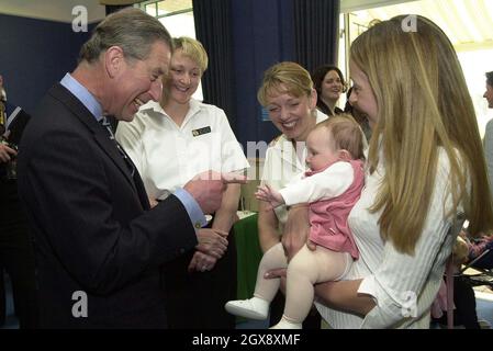 Der Prinz von Wales trifft die vier Monate alte Milly Rawles, die von ihrer Mutter Anna Rawles gehalten wird, während LT. Sharon Wyness (Mitte rechts) und CPO Sarah Uzzel (Mitte links) während eines Besuchs der Royal Navy Air Station (RNAS), Yeovilton, Somerset, auf sie blicken. Halbe Länge, Anzug, Royals Â©Anwar Hussein/allaction.co.uk Stockfoto