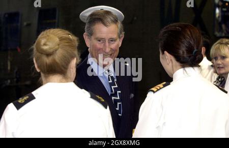 Der Prinz von Wales spricht mit dem Naval-Personal während eines Besuchs der Royal Navy Air Station (RNAS), Yeovilton, Somerset. Halbe Länge, Anzug, Royals, lächelnd, lustig Â©Anwar Hussein/allaction.co.uk Stockfoto