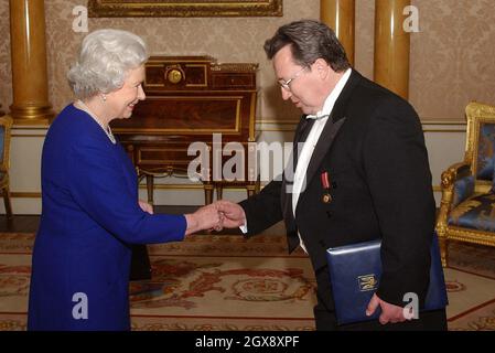 Die britische Königin Elizabeth II. Schüttelt die Hände mit dem Botschafter für die Ukraine, Ihor Mitiukov, bevor er während einer privaten Audienz im Buckingham Palace Anwar HUSSEIN/allaction.co.uk sein Beglaubigungsschreiben überreichte Stockfoto