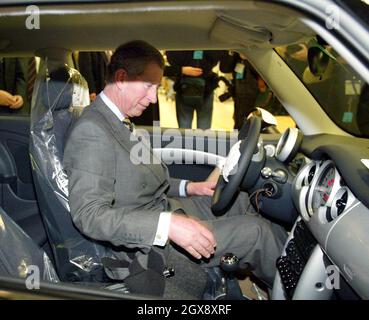 Der Prinz von Wales betrachtet einen Mini im Cowley-Werk von BMW in Oxfordshire während einer Tour durch die Produktionslinie. Der Prinz traf einige der 4,500 Mitarbeiter, die bei der Produktion des neuen Mini mithelfen, der im Juli 2001 eingeführt wurde. â©Anwar/allaction.co.uk Stockfoto