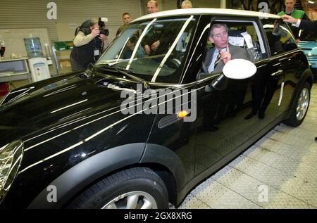 Der Prinz von Wales betrachtet einen Mini im Cowley-Werk von BMW in Oxfordshire während einer Tour durch die Produktionslinie. Der Prinz traf einige der 4,500 Mitarbeiter, die bei der Produktion des neuen Mini mithelfen, der im Juli 2001 eingeführt wurde. â©Anwar/allaction.co.uk Stockfoto