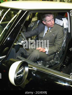 Der Prinz von Wales betrachtet einen Mini im Cowley-Werk von BMW in Oxfordshire während einer Tour durch die Produktionslinie. Der Prinz traf einige der 4,500 Mitarbeiter, die bei der Produktion des neuen Mini mithelfen, der im Juli 2001 eingeführt wurde. â©Anwar/allaction.co.uk Stockfoto