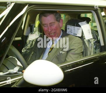 Der Prinz von Wales betrachtet einen Mini im Cowley-Werk von BMW in Oxfordshire während einer Tour durch die Produktionslinie. Der Prinz traf einige der 4,500 Mitarbeiter, die bei der Produktion des neuen Mini mithelfen, der im Juli 2001 eingeführt wurde. â©Anwar/allaction.co.uk Stockfoto