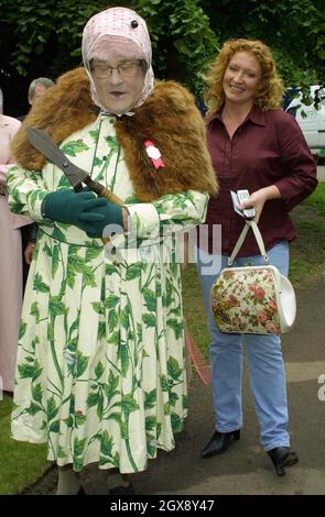 Charlie Dimock auf der RHS Chelsea Flower Show 2003, London. Der Gärtner war bei der Veranstaltung im Sulis Garden zu finden. Volle Länge. â©Jean/allaction.co.uk Stockfoto