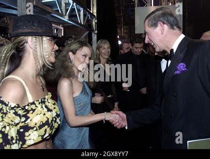 Der Prinz von Wales Prinz Charles trifft die Sänger Kylie Minogue (Mitte) und Anastacia nach der Royal Variety Performance im Apollo Theatre in London. Halbe Länge. royal. Musik. hut. Stockfoto